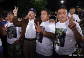 Acto de entrega de buses a cooperativas en celebración a la epopeya de la toma del Palacio Nacional