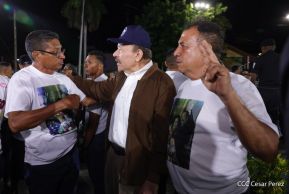 Acto de entrega de buses a cooperativas en celebración a la epopeya de la toma del Palacio Nacional