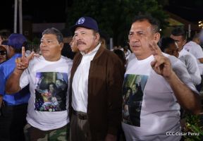 Acto de entrega de buses a cooperativas en celebración a la epopeya de la toma del Palacio Nacional