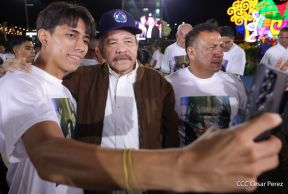 Acto de entrega de buses a cooperativas en celebración a la epopeya de la toma del Palacio Nacional