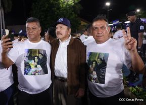 Acto de entrega de buses a cooperativas en celebración a la epopeya de la toma del Palacio Nacional