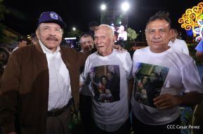 Acto de entrega de buses a cooperativas en celebración a la epopeya de la toma del Palacio Nacional