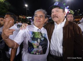 Acto de entrega de buses a cooperativas en celebración a la epopeya de la toma del Palacio Nacional