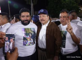 Acto de entrega de buses a cooperativas en celebración a la epopeya de la toma del Palacio Nacional