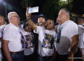 Acto de entrega de buses a cooperativas en celebración a la epopeya de la toma del Palacio Nacional