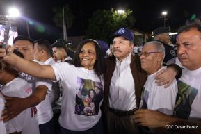 Acto de entrega de buses a cooperativas en celebración a la epopeya de la toma del Palacio Nacional