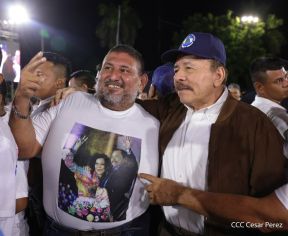 Acto de entrega de buses a cooperativas en celebración a la epopeya de la toma del Palacio Nacional