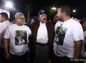 Acto de entrega de buses a cooperativas en celebración a la epopeya de la toma del Palacio Nacional