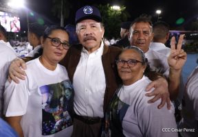 Acto de entrega de buses a cooperativas en celebración a la epopeya de la toma del Palacio Nacional