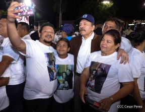 Acto de entrega de buses a cooperativas en celebración a la epopeya de la toma del Palacio Nacional