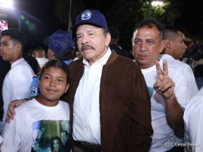 Acto de entrega de buses a cooperativas en celebración a la epopeya de la toma del Palacio Nacional