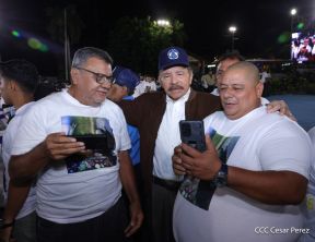 Acto de entrega de buses a cooperativas en celebración a la epopeya de la toma del Palacio Nacional