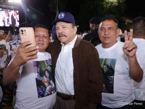 Acto de entrega de buses a cooperativas en celebración a la epopeya de la toma del Palacio Nacional