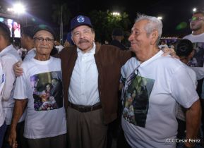 Acto de entrega de buses a cooperativas en celebración a la epopeya de la toma del Palacio Nacional