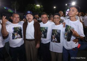 Acto de entrega de buses a cooperativas en celebración a la epopeya de la toma del Palacio Nacional