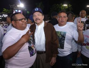 Acto de entrega de buses a cooperativas en celebración a la epopeya de la toma del Palacio Nacional
