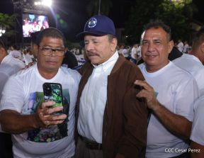 Acto de entrega de buses a cooperativas en celebración a la epopeya de la toma del Palacio Nacional