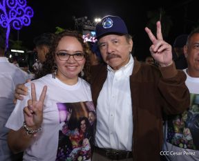 Acto de entrega de buses a cooperativas en celebración a la epopeya de la toma del Palacio Nacional