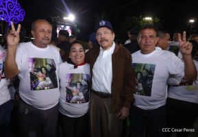 Acto de entrega de buses a cooperativas en celebración a la epopeya de la toma del Palacio Nacional