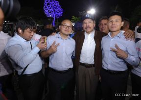Acto de entrega de buses a cooperativas en celebración a la epopeya de la toma del Palacio Nacional