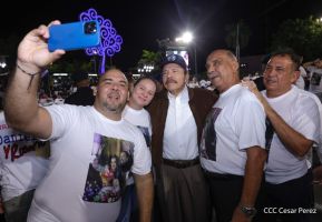 Acto de entrega de buses a cooperativas en celebración a la epopeya de la toma del Palacio Nacional