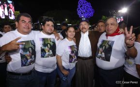 Acto de entrega de buses a cooperativas en celebración a la epopeya de la toma del Palacio Nacional