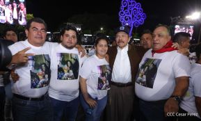 Acto de entrega de buses a cooperativas en celebración a la epopeya de la toma del Palacio Nacional