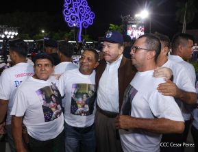 Acto de entrega de buses a cooperativas en celebración a la epopeya de la toma del Palacio Nacional