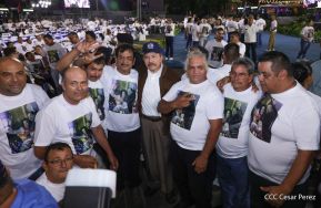 Acto de entrega de buses a cooperativas en celebración a la epopeya de la toma del Palacio Nacional