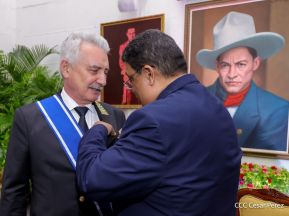 Compañero Alexander Khokhólikov recibe la Orden José de Marcoleta en el Grado de Gran Cruz 