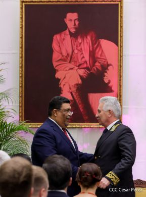 Compañero Alexander Khokhólikov recibe la Orden José de Marcoleta en el Grado de Gran Cruz 