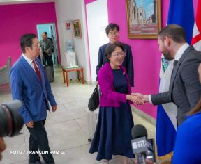 Autoridades nicaragüenses se reúnen con delegación de la República Popular China encabezada por Huang Xiaowei