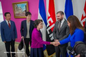 Autoridades nicaragüenses se reúnen con delegación de la República Popular China encabezada por Huang Xiaowei