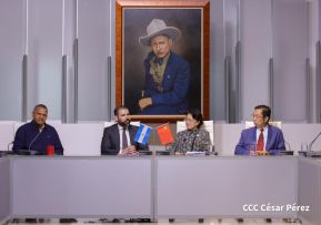 Autoridades nicaragüenses se reúnen con delegación de la República Popular China encabezada por Huang Xiaowei