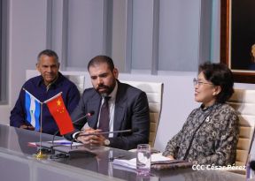 Autoridades nicaragüenses se reúnen con delegación de la República Popular China encabezada por Huang Xiaowei