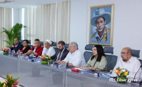 Autoridades nicaragüenses se reúnen con delegación de la República Popular China encabezada por Huang Xiaowei