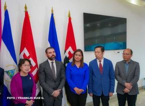 Autoridades nicaragüenses se reúnen con delegación de la República Popular China encabezada por Huang Xiaowei
