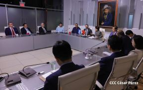Autoridades nicaragüenses se reúnen con delegación de la República Popular China encabezada por Huang Xiaowei