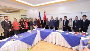 Autoridades nicaragüenses se reúnen con delegación de la República Popular China encabezada por Huang Xiaowei