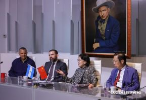 Autoridades nicaragüenses se reúnen con delegación de la República Popular China encabezada por Huang Xiaowei