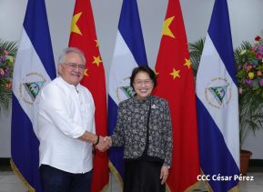 Autoridades nicaragüenses se reúnen con delegación de la República Popular China encabezada por Huang Xiaowei