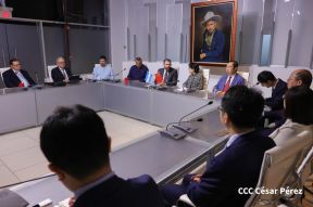 Autoridades nicaragüenses se reúnen con delegación de la República Popular China encabezada por Huang Xiaowei