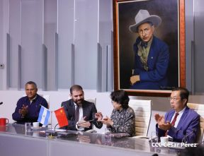 Autoridades nicaragüenses se reúnen con delegación de la República Popular China encabezada por Huang Xiaowei