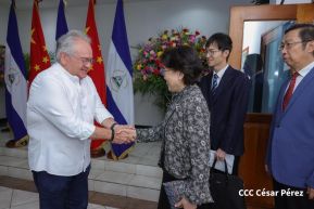 Autoridades nicaragüenses se reúnen con delegación de la República Popular China encabezada por Huang Xiaowei