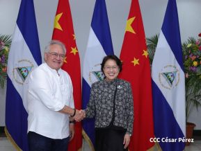 Autoridades nicaragüenses se reúnen con delegación de la República Popular China encabezada por Huang Xiaowei