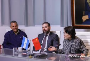 Autoridades nicaragüenses se reúnen con delegación de la República Popular China encabezada por Huang Xiaowei