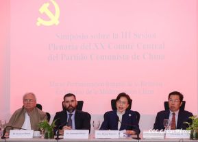 Autoridades nicaragüenses se reúnen con delegación de la República Popular China encabezada por Huang Xiaowei