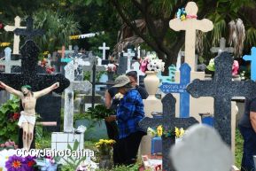Familias nicaragüenses visitan a sus files difuntos en los distintos cementerios del país