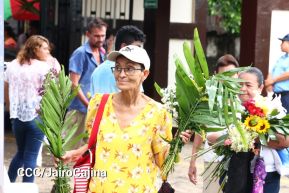 Familias nicaragüenses visitan a sus files difuntos en los distintos cementerios del país