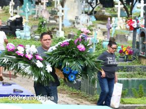 Familias nicaragüenses visitan a sus files difuntos en los distintos cementerios del país